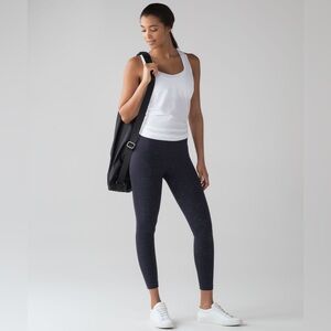 Lululemon Free To Flow 7/8 Tight in Midnight Navy White Size 6